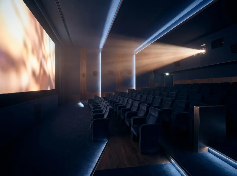 Salle de cinéma avec écran de projection